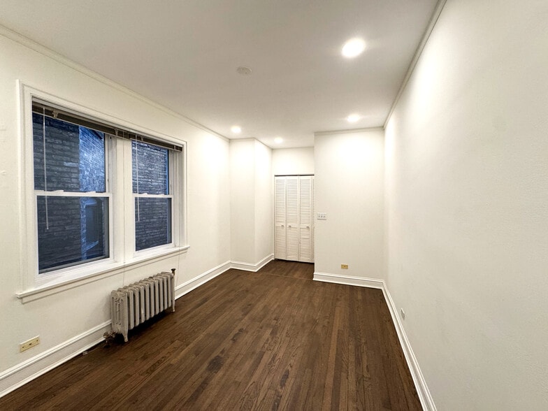 Building Photo - 1406 W Thorndale Ave