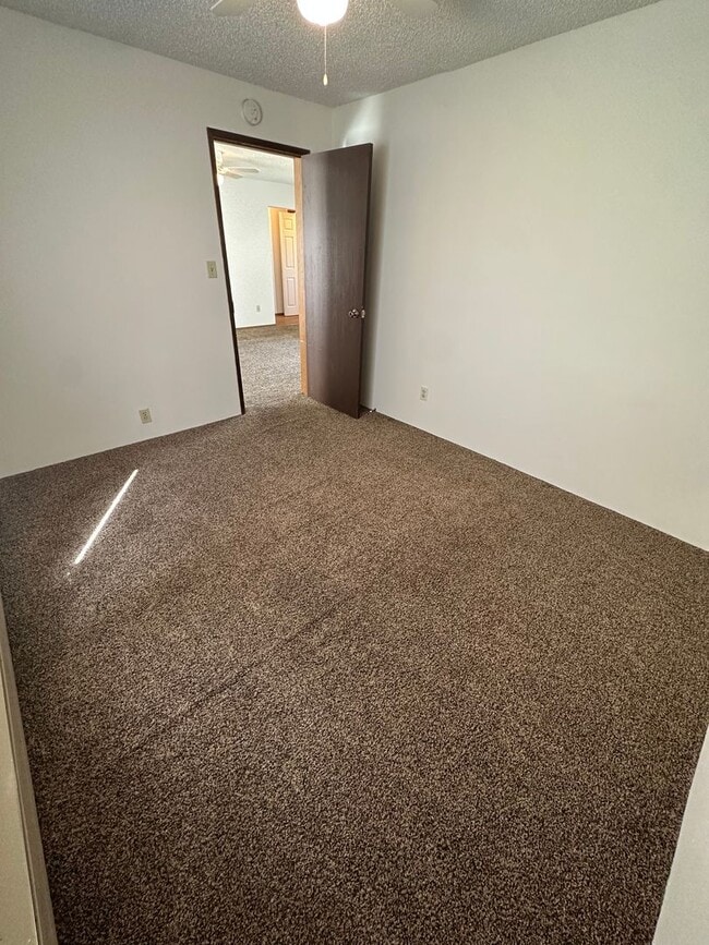 Building Photo - $1,200 / - 950ft2 - 2 Bedroom 1 bath Ranch...