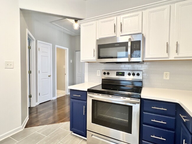 Building Photo - UPDATED 1 STORY TOWNHOME!