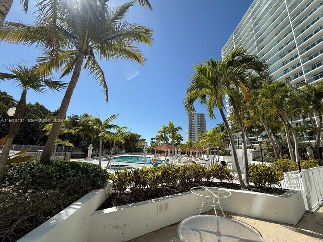 Building Photo - 100 Bayview Dr