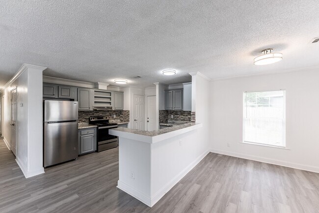 Building Photo - 108 Varsity Dr