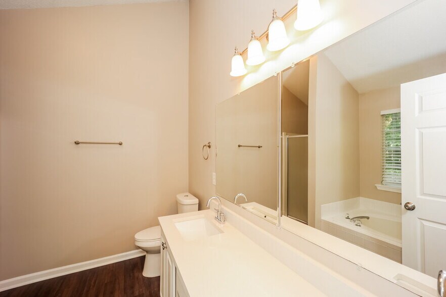 Building Photo - 19 Woodlake Dr