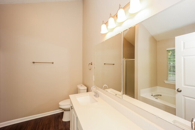 Building Photo - 19 Woodlake Dr