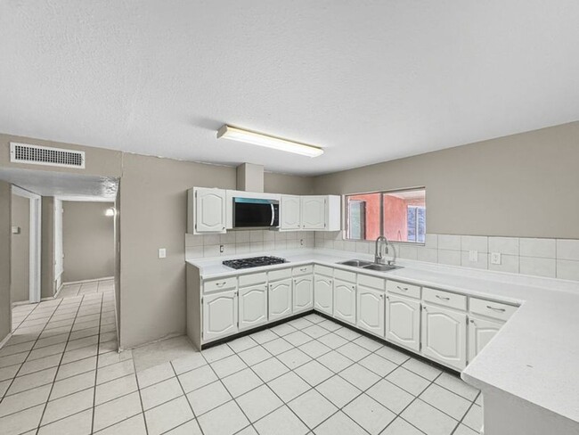 Building Photo - Adorable 5 Bedroom, 2 bath home in Sunland...
