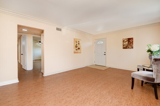 Building Photo - 194 Avenida Descanso