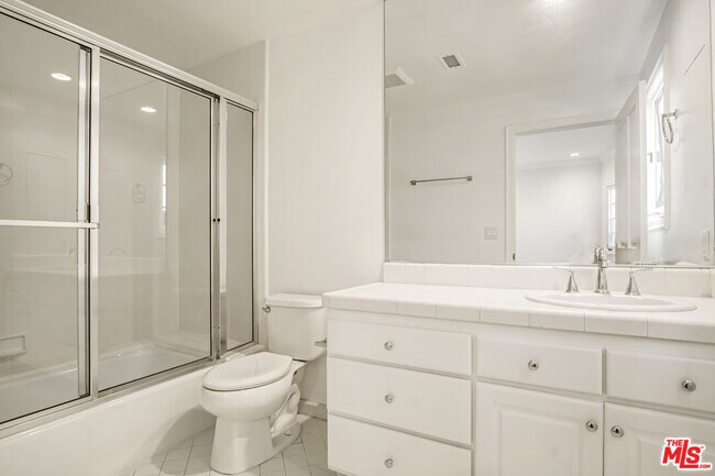 Building Photo - 116 N Palm Dr