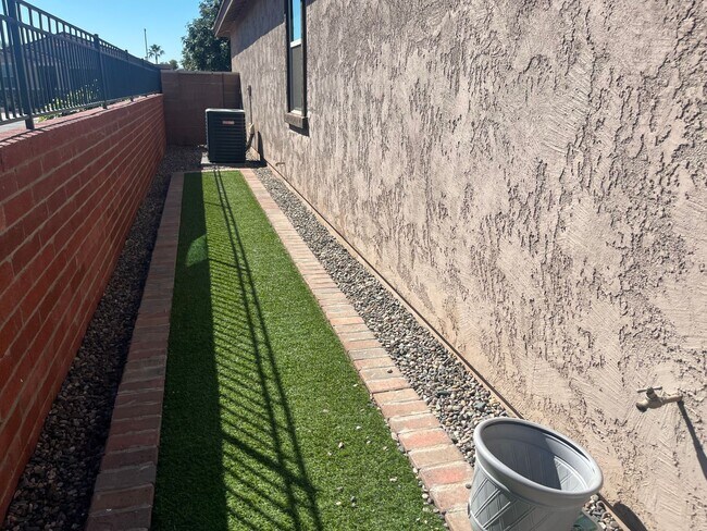 Building Photo - 14052 W Valentine St