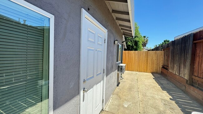 Building Photo - Del Oro #B
