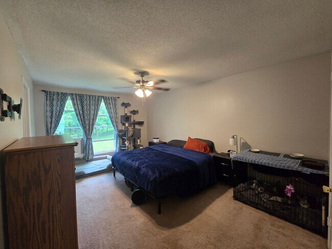 Building Photo - Country Charm Meets City Convenience – You...