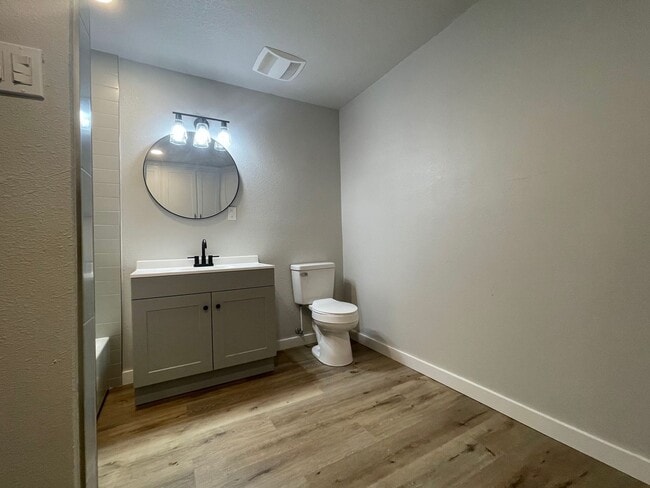 Building Photo - Spacious Modern Retreat – 4-Bed, 2-Bath Home