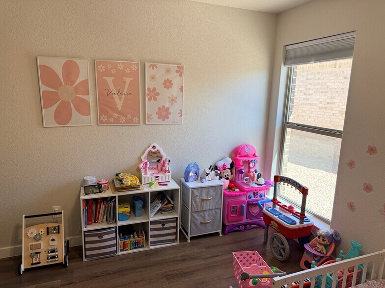 Building Photo - 421 Graze St