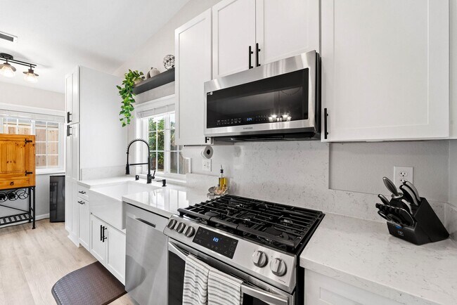 Building Photo - 2039 Waterbury Dr