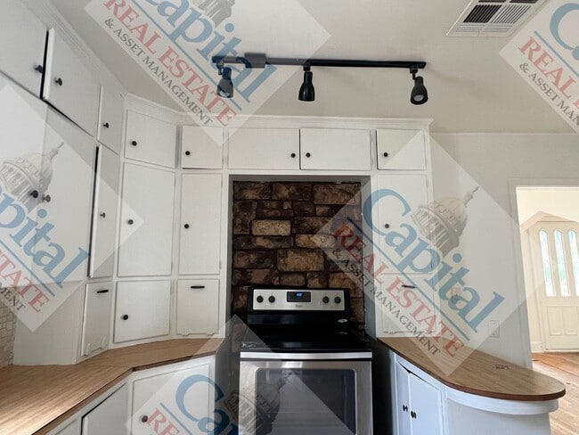Building Photo - Spacious 3 Bedroom