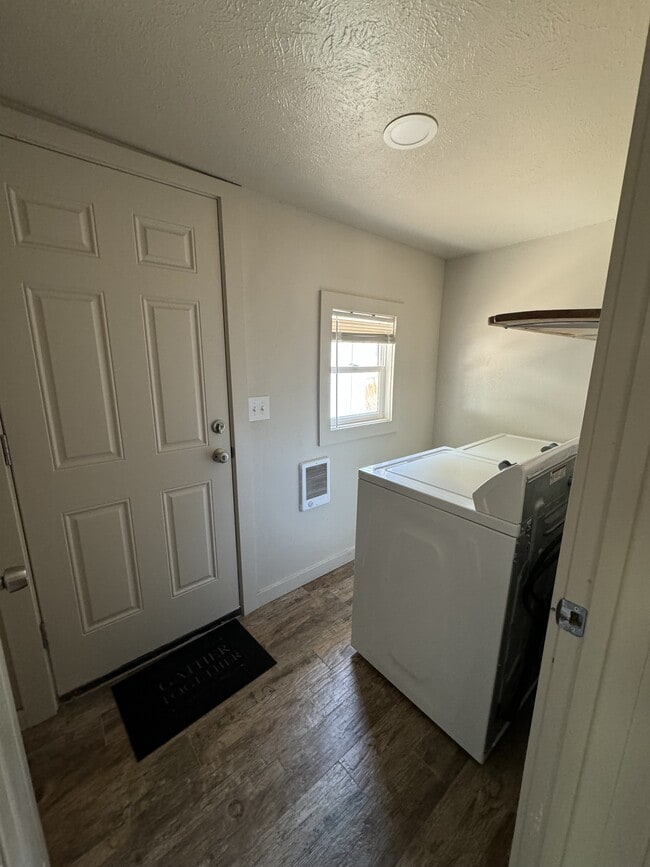 Building Photo - 1285 E 4th N