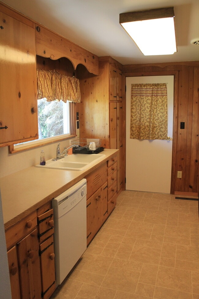 Building Photo - Spacious Home in the Country for Rent