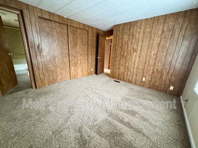 Building Photo - 2050 E Timberlake Dr W