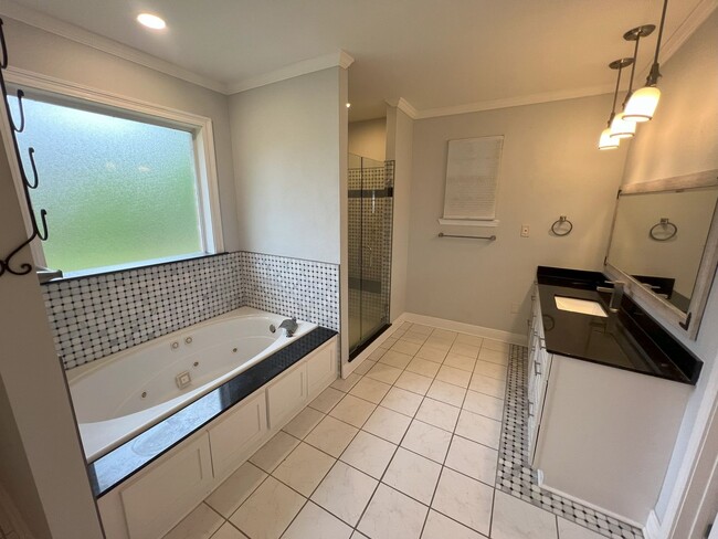 Building Photo - Newly remodeled, 4 bedroom, 2.5 bathroom h...