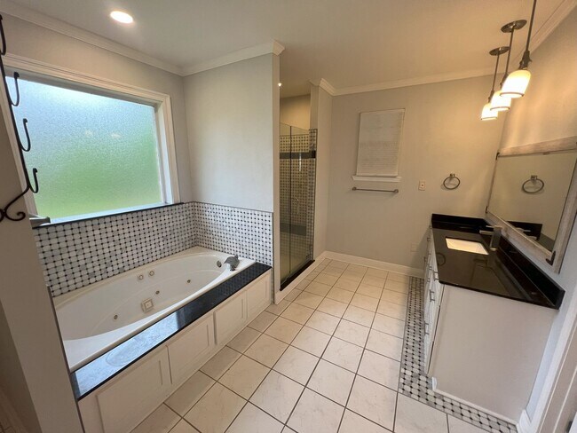 Building Photo - Newly remodeled, 4 bedroom, 2.5 bathroom home in Baton Rouge, LA