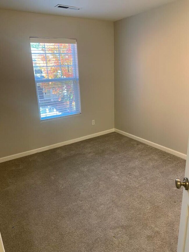 Building Photo - Hidden Creek Neighborhood Gem