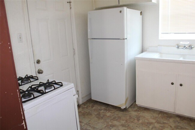 Building Photo - This is a 1 bedroom - 1 bathroom duplex in...