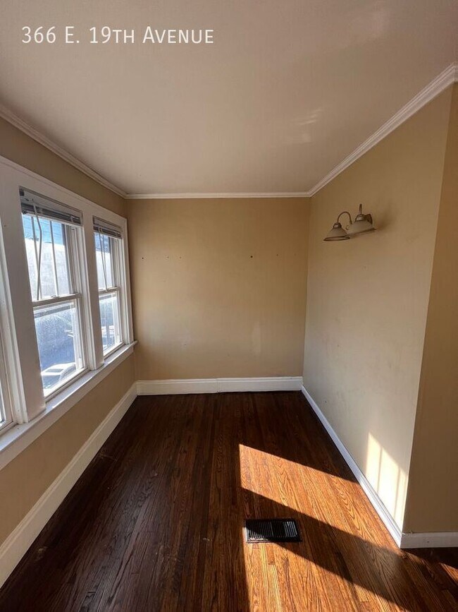 Building Photo - 366 E 19th Ave