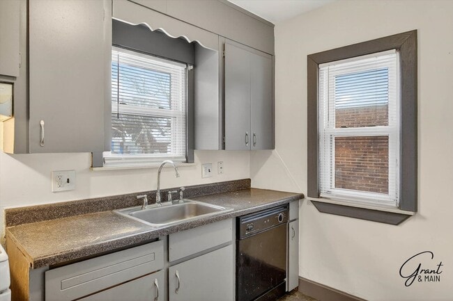 Building Photo - $1350 3 bedrooms