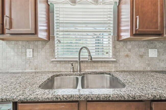 Building Photo - 12320 Fairlawn Dr