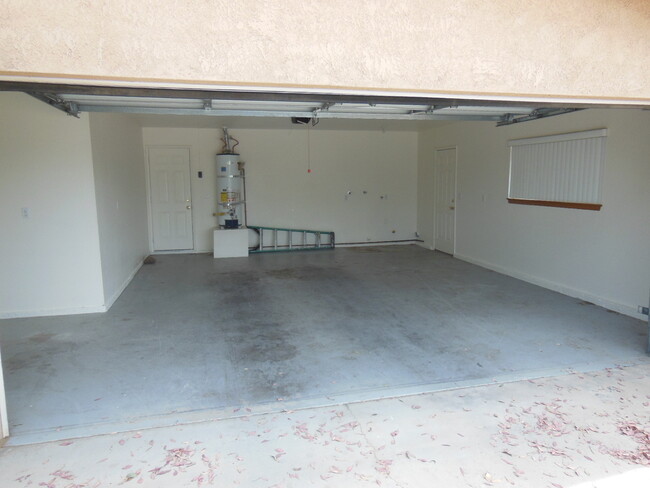 Building Photo - New Listing Located In Apple Valley