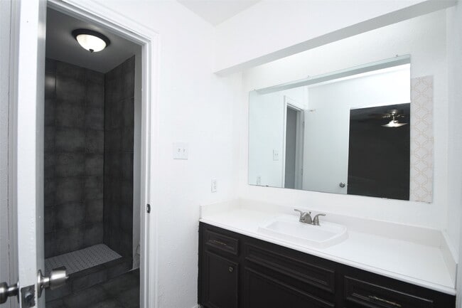 Building Photo - 510 Chambly Dr
