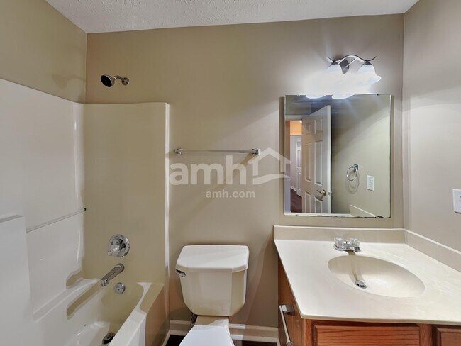 Building Photo - 1740 Brookview Dr