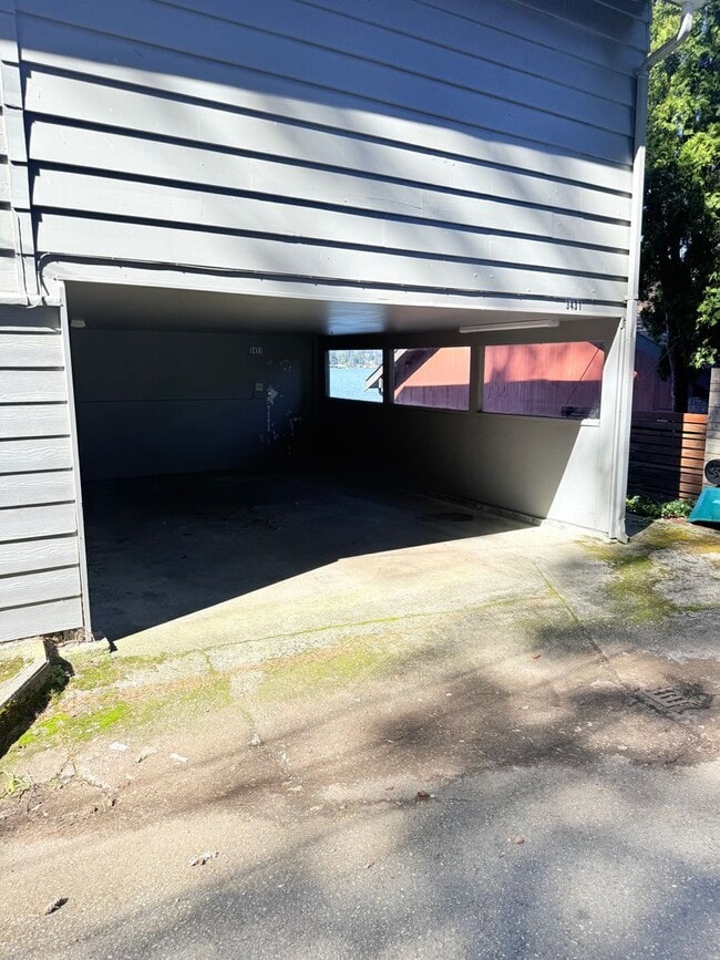 Building Photo - Unit with gorgeous water view in Bremerton.