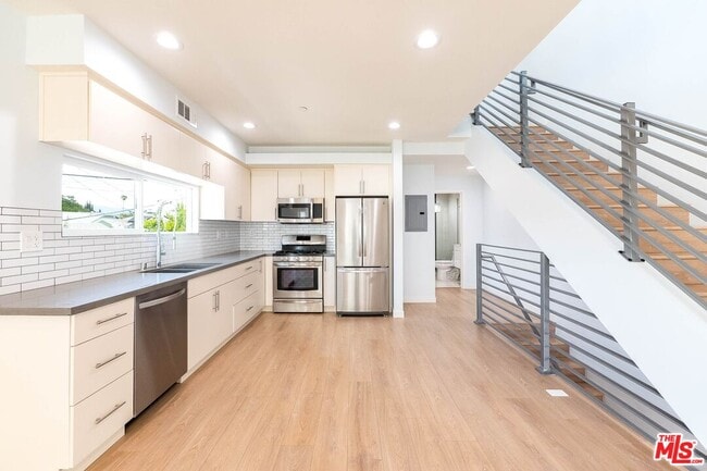 Primary Photo - 758 1/2 N Ridgewood Pl