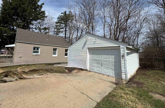 Building Photo - 2824 School St