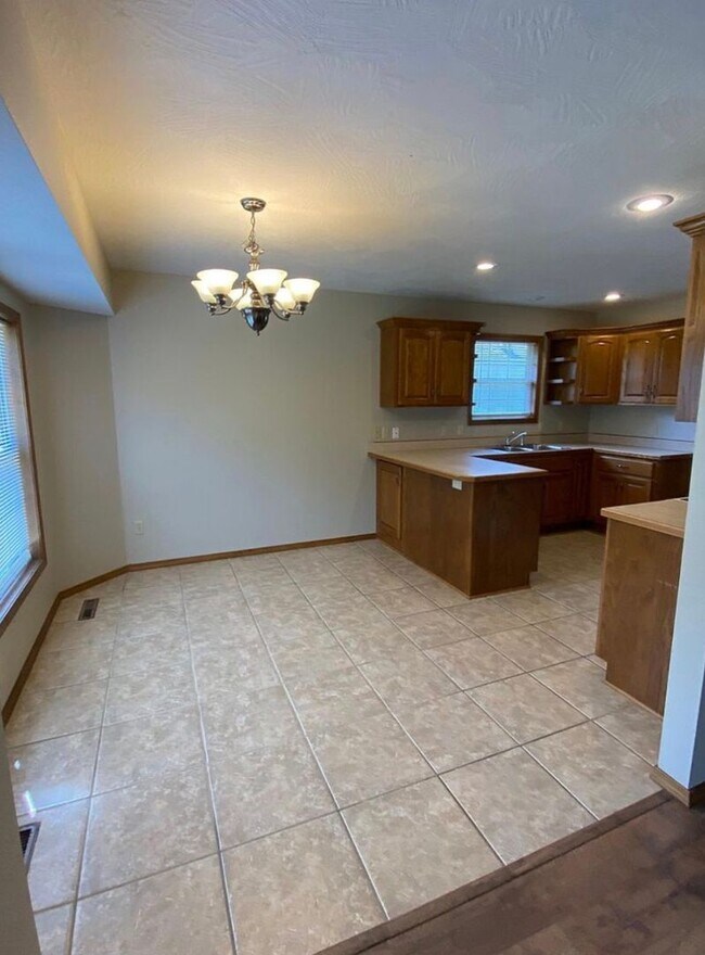 Building Photo - 984 Bates Dr