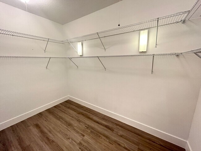 Building Photo - Beautifully Remodeled 2/2 Waterfront Unit in Gated Community!