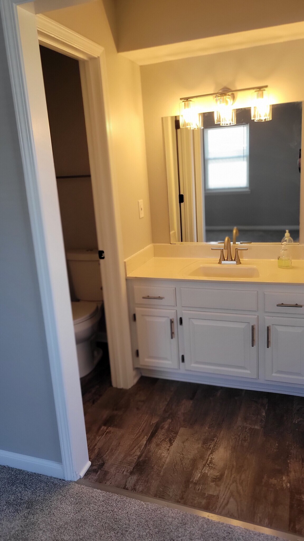 Building Photo - 916 NE Bristol Dr