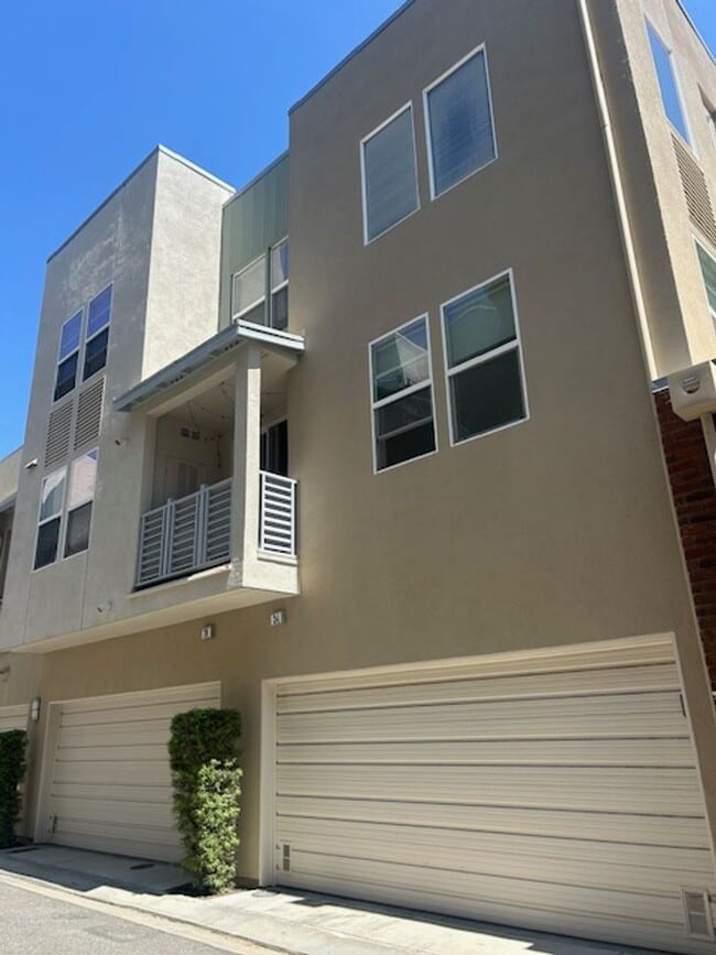 Building Photo - 2bed 2bath 1,401 Sqft VANTIS Condo in the Heart of Aliso Viejo