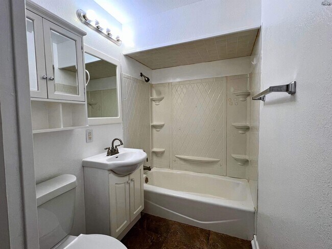 Building Photo - 405 E Spring St