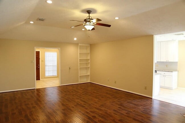 Building Photo - 2323 Manorwood St