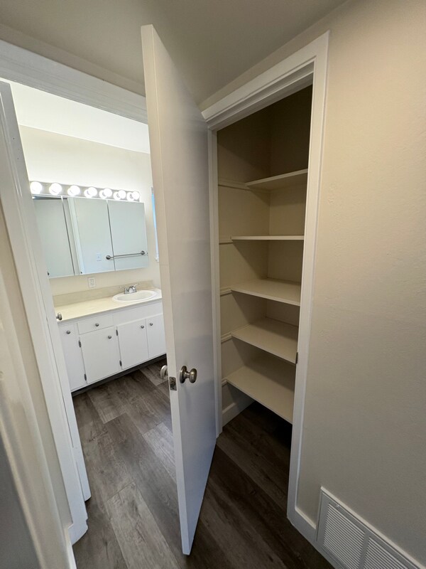 Building Photo - 16 S Knoll Rd