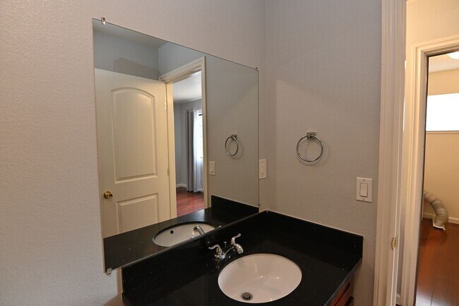 Building Photo - 930 Alexis Ct
