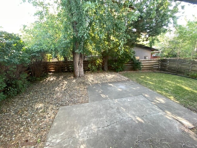 Building Photo - Spacious 3 Bedroom 1.5 Bath Duplex