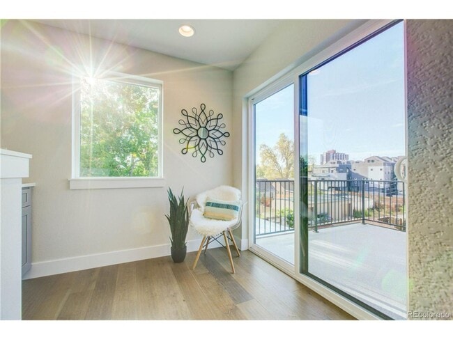 Building Photo - Available Now -  Unbelievable 2 Bed with R...