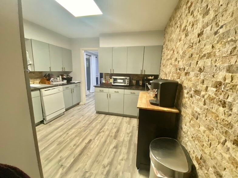 Building Photo - 107 Baker Hill Rd