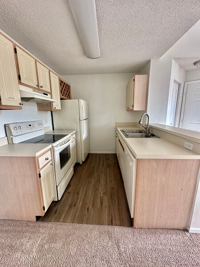 Building Photo - Beautiful 1 bed 1 bath condo in pristine l...