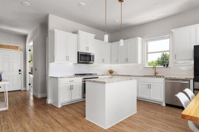 Building Photo - 13022 Bloomington Dr