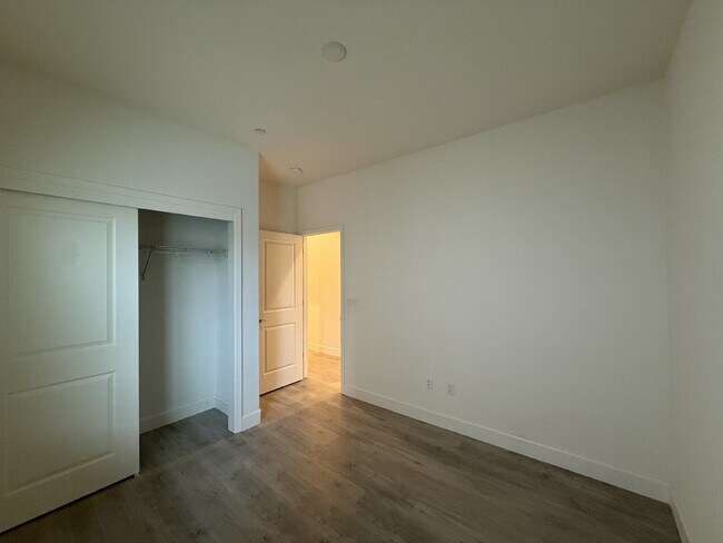 Building Photo - Modern 4-bedroom 3-bath available in Elk Grove