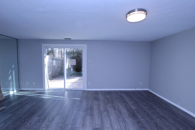 Building Photo - 52 Victoria Manor