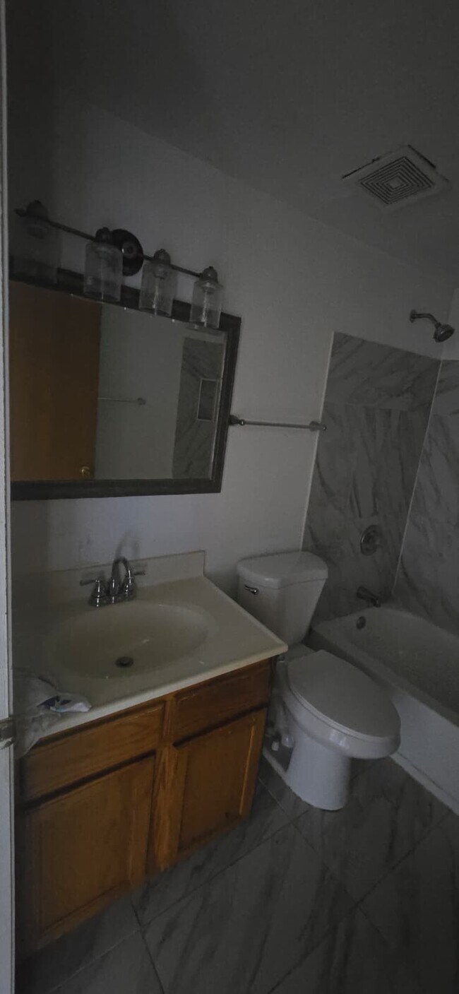 Building Photo - 11 S Whispering Hills Dr