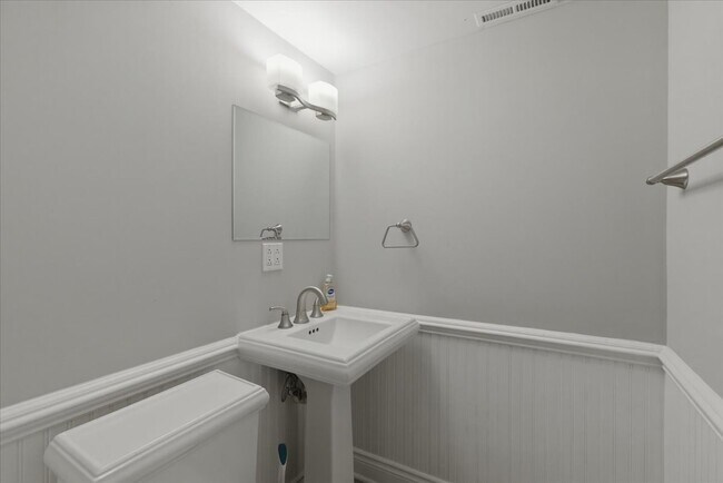 Building Photo - 1828 W Berenice Ave